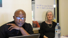 Thomas D’Aquin Rubambura of PEDER using a laptop to plan the research with Kate Pahl of Manchester Met